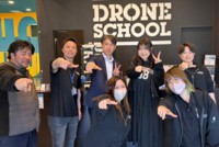 りんごちゃんがドローンスクールコモンズ立川立飛でドローン体験をしている様子