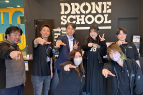 りんごちゃんがドローンスクールコモンズ立川立飛でドローン体験をしている様子