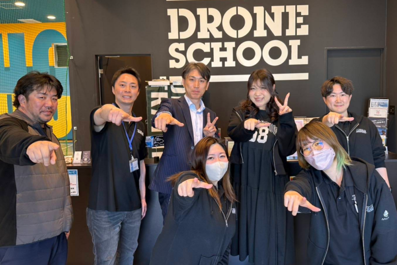 りんごちゃんがドローンスクールコモンズ立川立飛でドローン体験をしている様子